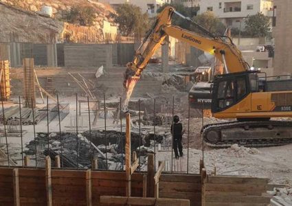 الاحتلال يهدم بناية قيد الإنشاء شرق القدس