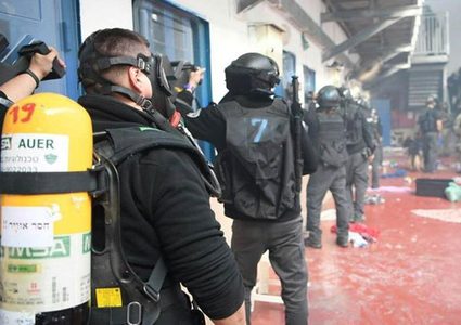 22 أسيرا في سجن "ريمون" يشرعون بالإضراب