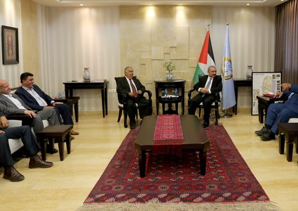 اشتيه يناقش ملف موظفي غزة مع عدد من محافظيها