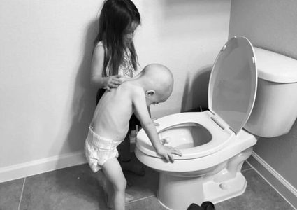 صورة "مؤثرة" لطفلة تعتني بشقيقها المصاب بسرطان الدم