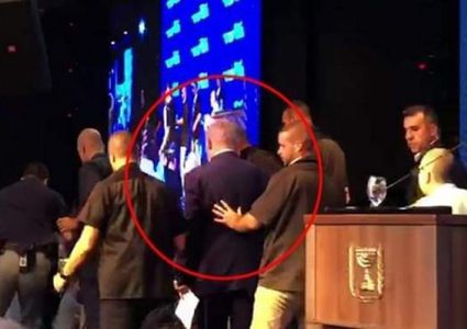 كيف علقت الصحف العالمية على هروب نتنياهو من على منصته الانتخابية؟