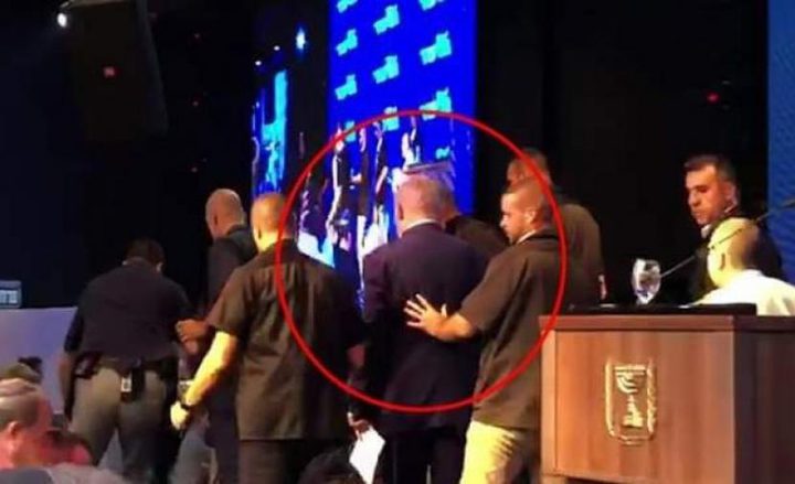 كيف علقت الصحف العالمية على هروب نتنياهو من على منصته الانتخابية؟