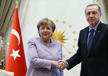 أردوغان وميركل يبحثان ملف المهاجرين واللاجئين