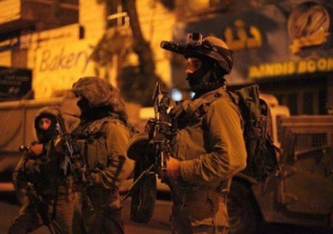 اعتقال 11 مواطنًا والاحتلال يزعم العثور على أسلحة بالضفة