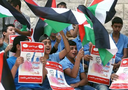 إضراب عن الطعام أمام “الصليب الأحمر” تضامنا مع الأسرى