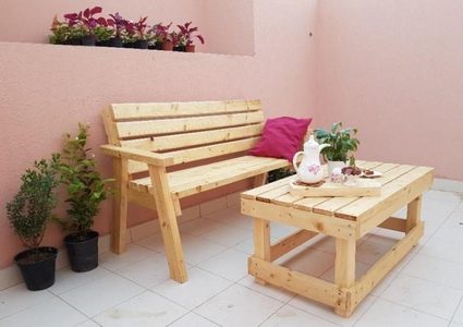 "المشاطيح الخشبية" آثاث الفقراء ورزق الشباب في غزة