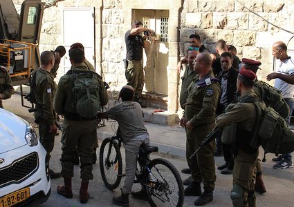 وسط اجراءات عسكرية مشددة :الاحتلال يغلق منزلاً في الخليل