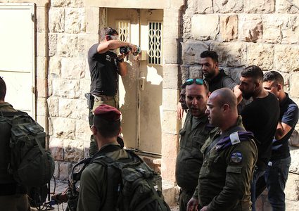 قوات الاحتلال تغلق منزلاً في البلدة القديمة من الخليل