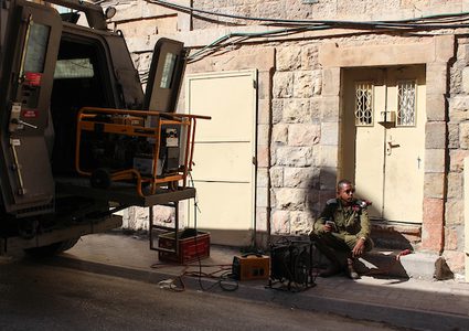 وسط اجراءات عسكرية مشددة :الاحتلال يغلق منزلاً في الخليل