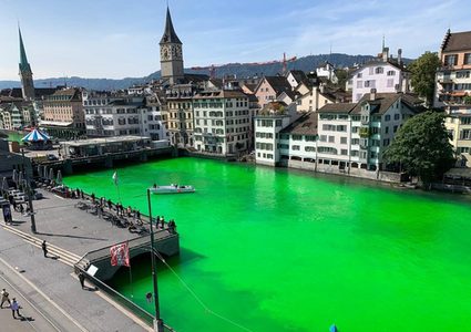 ناشطون يصبغون مياه نهر في سويسرا بالأخضر لإيصال رسالتهم !