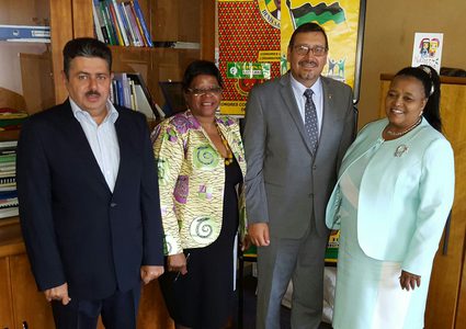 الدجاني يطلع وزير داخلية جنوب افريقيا على التطورات الفلسطينية