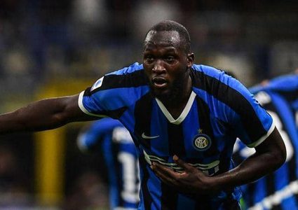 رئيس إنتر ميلانو يدافع عن مشجعيه