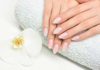 عناصر تساعد على تطويل الأظافر