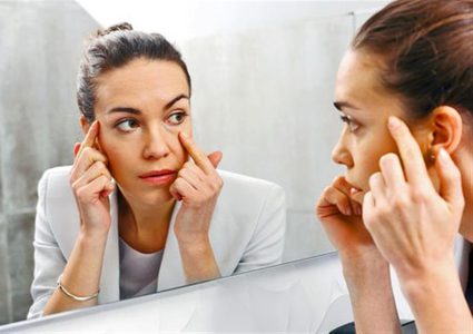 التخلص من احمرار العين