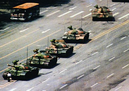 "الرجل والدبابة".. وفاة المصور الأمريكي صاحب اللقطة التاريخية