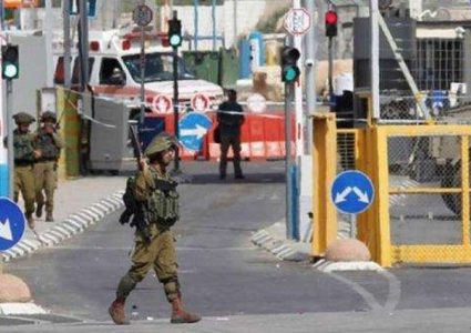 الاحتلال يعتقل  شابا على حاجز "الكونتينر"