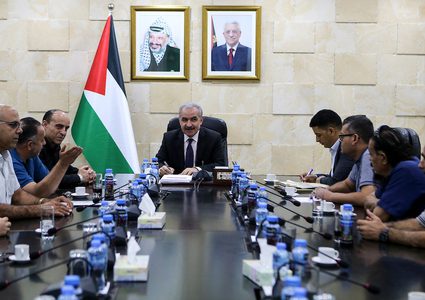 اشتية يلتقي وفدي "نور شمس" و"الأمعري" ويطلع على أهم احتياجاتهم