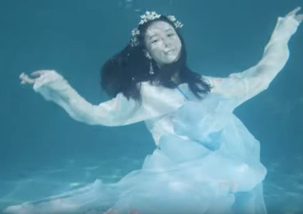 شاهد صينية تعرض الأزياء تحت الماء!