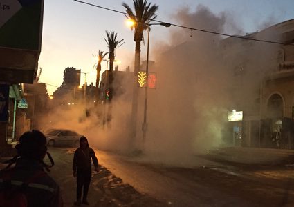 الهلال الأحمر: 46 اصابة خلال مواجهات مع قوات الاحتلال في العيزرية