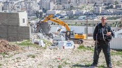 الاحتلال يحطم بركسًا شمال طولكرم