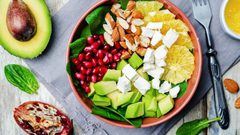 سلطة الأفوكادو مع الجبنة والمانجو