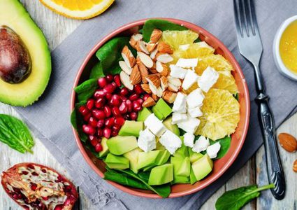 سلطة الأفوكادو مع الجبنة والمانجو