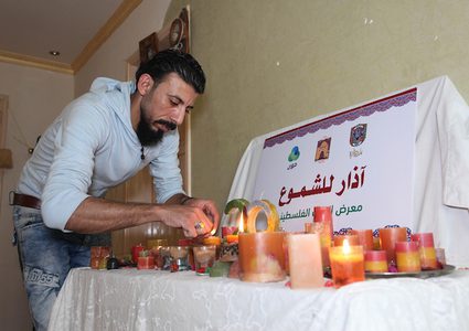 شاب من غزة يضيء عتمة المتشائمين بشموعه الجميلة