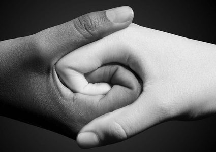 شاهد طفلان يلقنان درسا للأشخاص المصابين بداء العنصرية