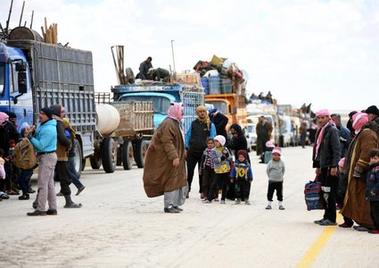 آلاف السوريين يعودون إلى قراهم