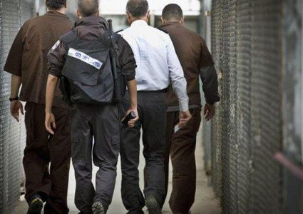 دفعات جديدة من الأسرى ستشرع بالإضراب عن الطعام