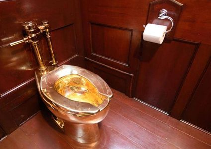 صاحب المرحاض الذهبي يعلق على سرقته