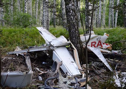 تحطم طائرة صغيرة في موقف سيارات