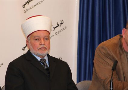 المفتي يحذر من محاولات سن قانون يسمح للمستوطنين بشراء أراض