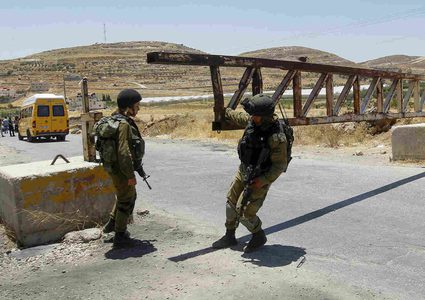 الاحتلال يُغلق الضفة ومعابر القطاع بدءا من منتصف الليلة