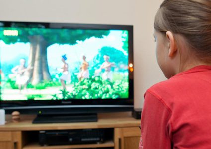 تحذير.. مشاهدة التلفاز تؤدي إلى تأخر المهارات اللغوية لدى الأطفال