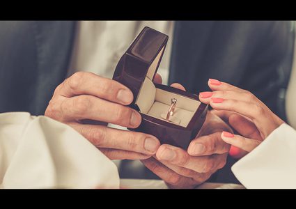 طريقة "غريبة" في عرض الزواج تجتاح روسيا !