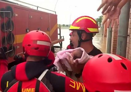 إسيانيا.. إنقاذ رضيع من مبنى حاصرته مياه الفيضانات