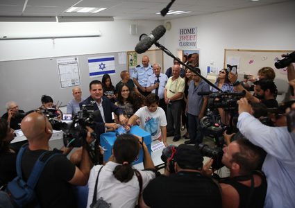 عودة: أنهينا حقبة نتنياهو وانتصرنا على صفقة القرن