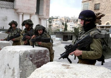 الاحتلال يغلق المدخل الجنوبي لبلدة الخضر