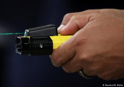 الشرطة الأمريكية تختبر "الرجل العنكبوت" بديلا للمسدس الصاعق