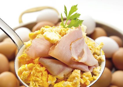 ما هي مخاطر تناول البيض بكميات كبيرة؟