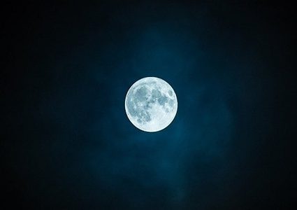 علماء فلك يدرسون خطة اختراع نوع من المصاعد بين القمر والأرض