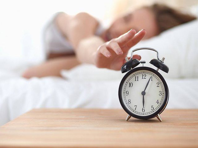 دراسة: تأجيل النوم لساعة متأخرة من الليل يزيد من وزن الفتيات