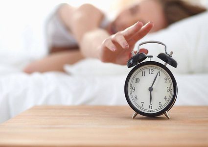 دراسة: تأجيل النوم لساعة متأخرة من الليل يزيد من وزن الفتيات