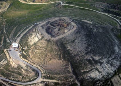 الاحتلال يغلق طريق الفريديس التاريخية