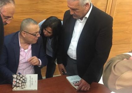 أبو سيف يطلق روايته "مشاة لا يعبرون الطريق"