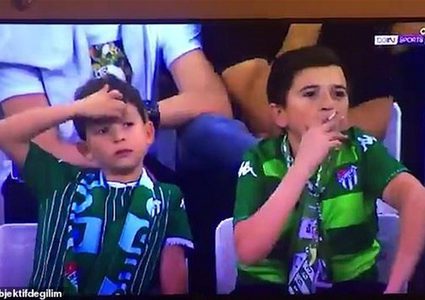 "الطفل المدخّن" يثير جدلاً واسعاً في تركيا