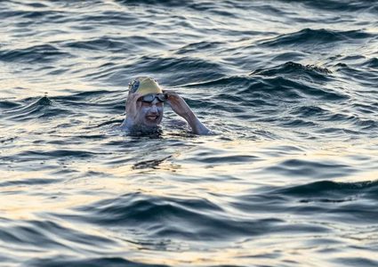 أمريكية تقهر السرطان وتحطم رقمًا قياسيًا بالسباحة