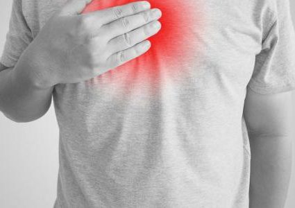 أبرز المشاكل الصحية التي تسبب الشعور بحرقة في الصدر