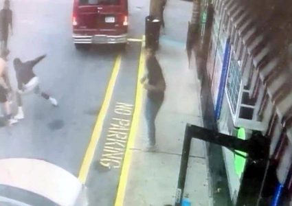 مواطنون يلتقطون صوراً لطالب يتعرض للطعن بدلاً من مساعدته!